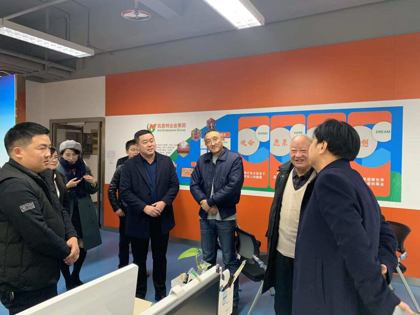 原陜西省衛(wèi)生廳副廳長(zhǎng)、保健學(xué)會(huì)會(huì)長(zhǎng)、一行人蒞臨陜西凱思特集團(tuán)指導(dǎo)！